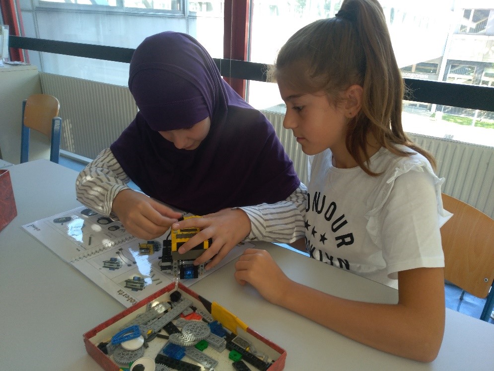 Schülerinnen bei Roboter Workshop