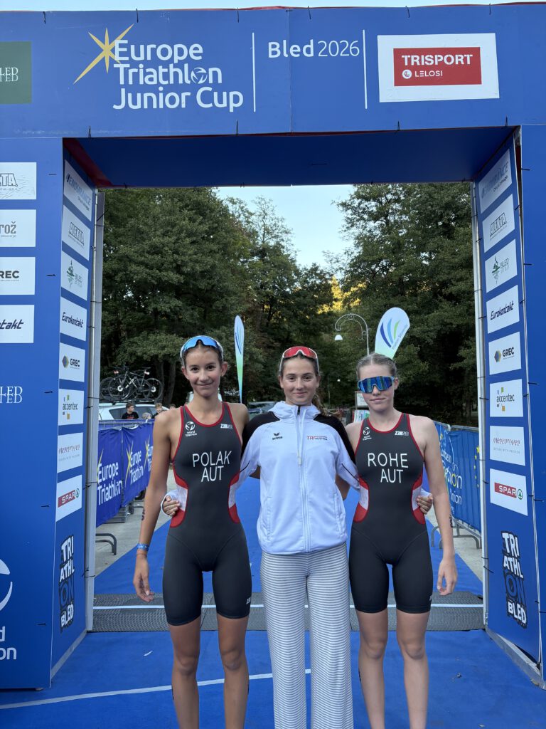 Triathletinnen Polak und Rohe mit Trainerin beim Europe Junior Cup Bled 2026